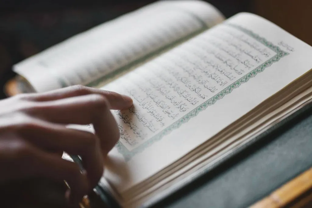 Reading the Quran During Ramadan: Benefits & Etiquette