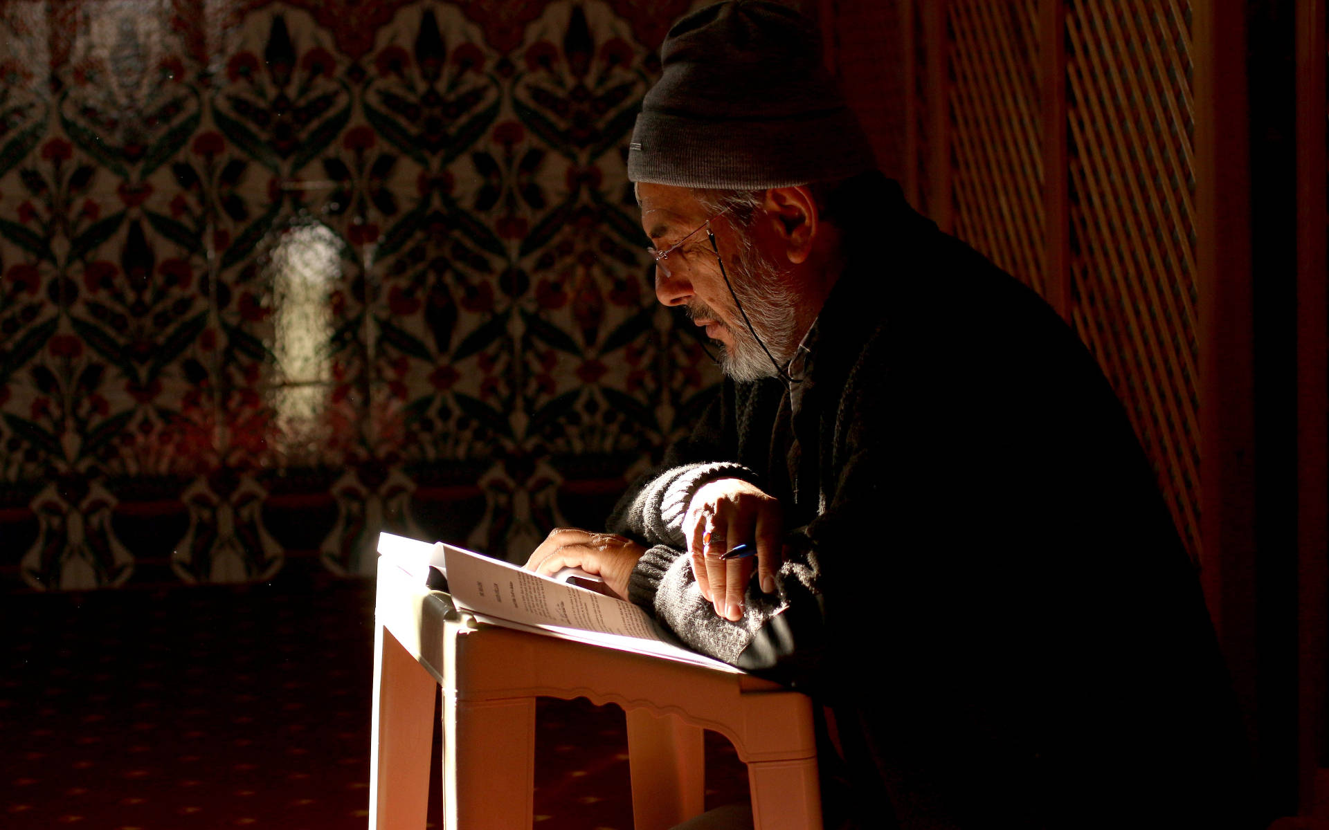 Muslim old man reading Al-Quran